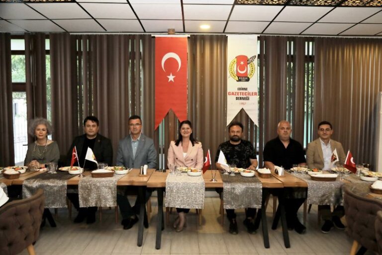 EDİRNE GAZETECİLER DERNEĞİ’NDEN DAYANIŞMA GECESİ: BAŞKAN FİLİZ GENCAN’A ONURSAL ÜYELİK ROZETİ TAKILDI