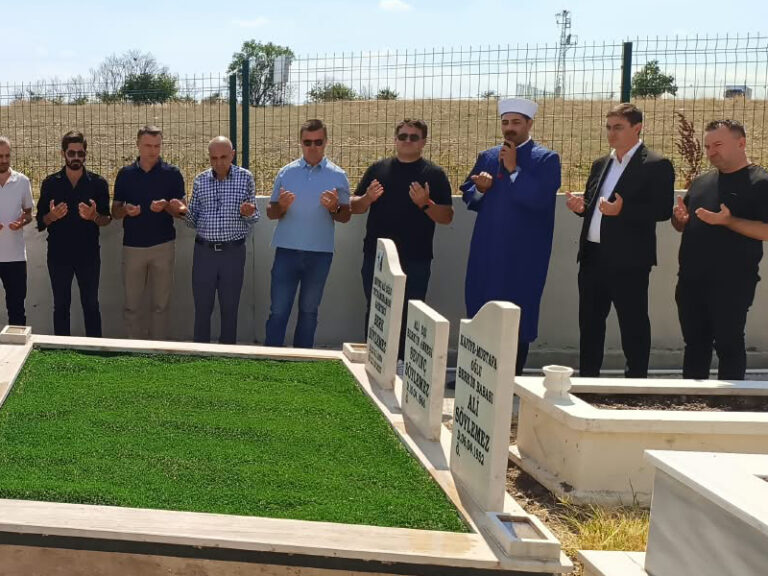 MESLEKTAŞIMIZ BERK SÖYLEMEZ’İ VEFATININ 3. YILINDA MEZARI BAŞINDA ANDIK..